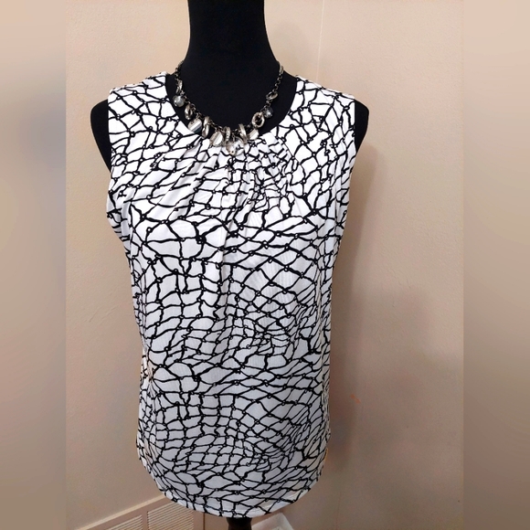 BCBGMaxAzaria Short Sleeve Top - Picture 3 of 10